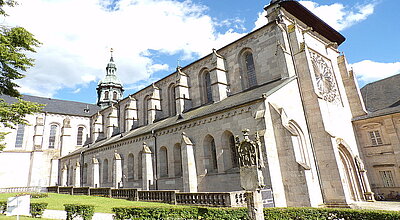 Kirche mit Grünfläche im Vordergrund