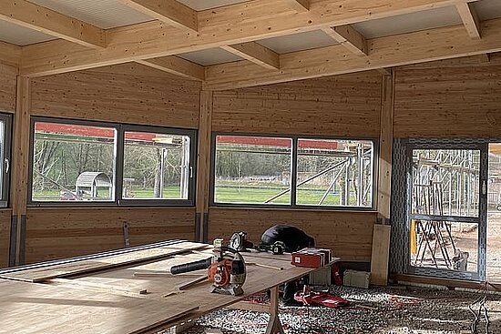 Innenausbau mit Balken und Wänden aus Holz
