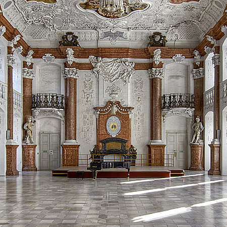 Saal mit Säulen und Statuen