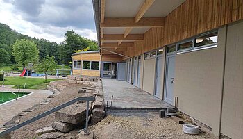 Baustelle Naturbad Ebrach – Verlegung des Pflasters im Außenbereich.