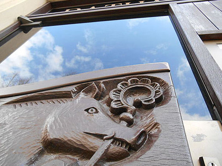 Wappen mit Keiler an Hausfassade