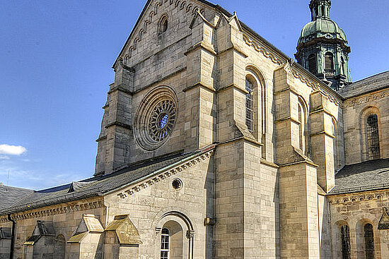 Kloster aus Naturstein mit rundem Fenster