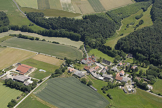 Dorf und Hofgut in der Natur