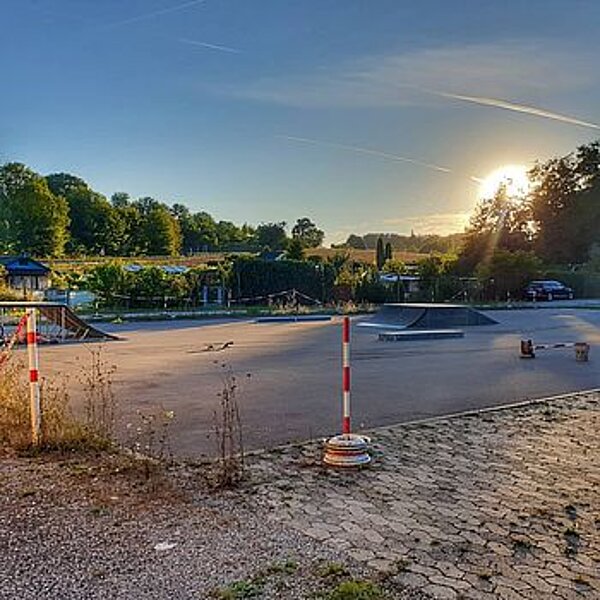 Skatepark mit Rampen und Natur im Hintergrund