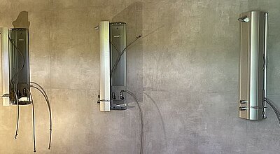Installation von Duschanlagen an grauer Wand