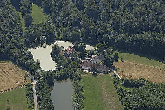 Dorf an einem See mitten in der Natur