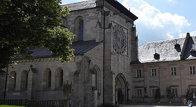 Platz an Kloster Ebrach mit rundem Fenster