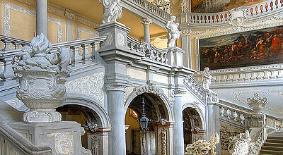 prunkvolles Treppenhaus mit Skulpturen und Gemälden