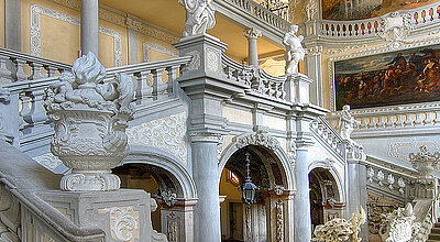 prunkvolles Treppenhaus mit Skulpturen und Gemälden