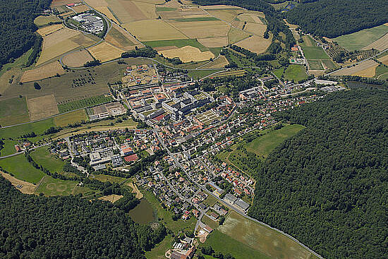 Dorf umgeben von Felder, Wiesen und Wald