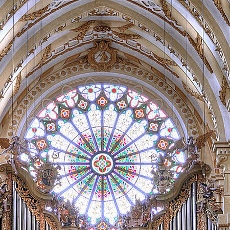 Rundes Fenster mit Glasmalerei in Kirche