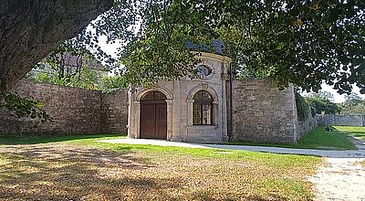 Klosterbau umgeben von Park