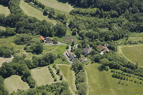 Kleines Dorf in der Natur