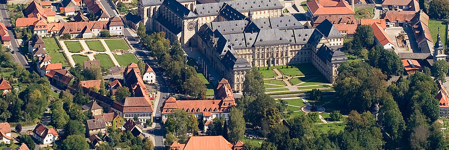 Luftbild Kloster mit Grünflächen