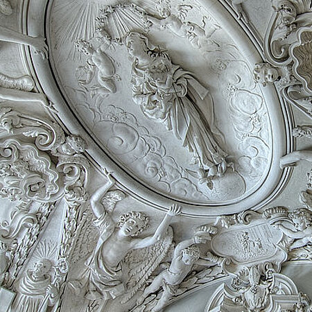 christliches Fresko an einer Decke mit kunstvollen Ornamenten